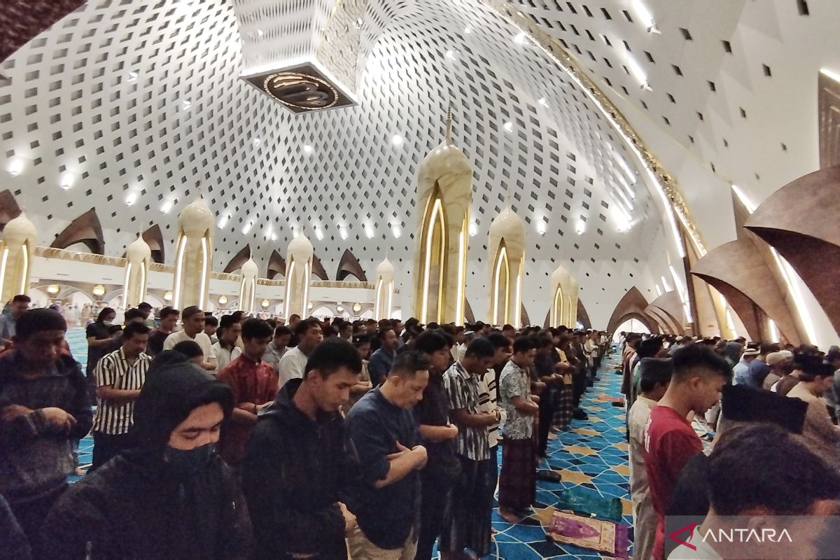 Warga salat tarawih pertama di Masjid Al Jabbar usai kembali dibuka untuk umum