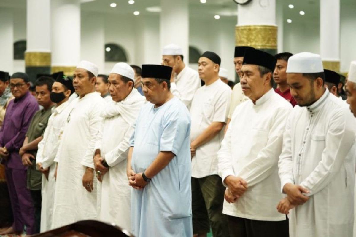 Gubernur Syamsuar shalat tarawih pertama di Masjid Raya An-Nur