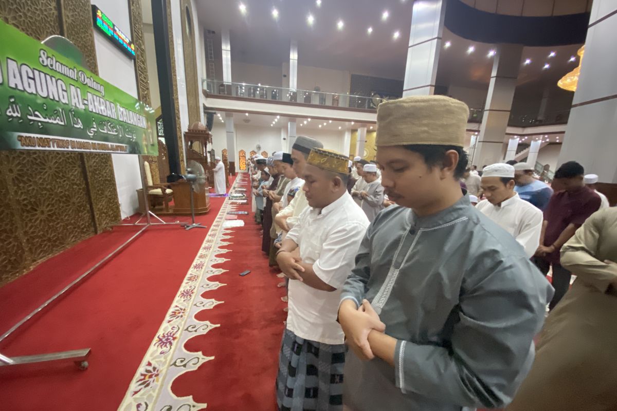 Jamaah padati Masjid Al-Akbar Balangan pada awal Shalat Tarawih