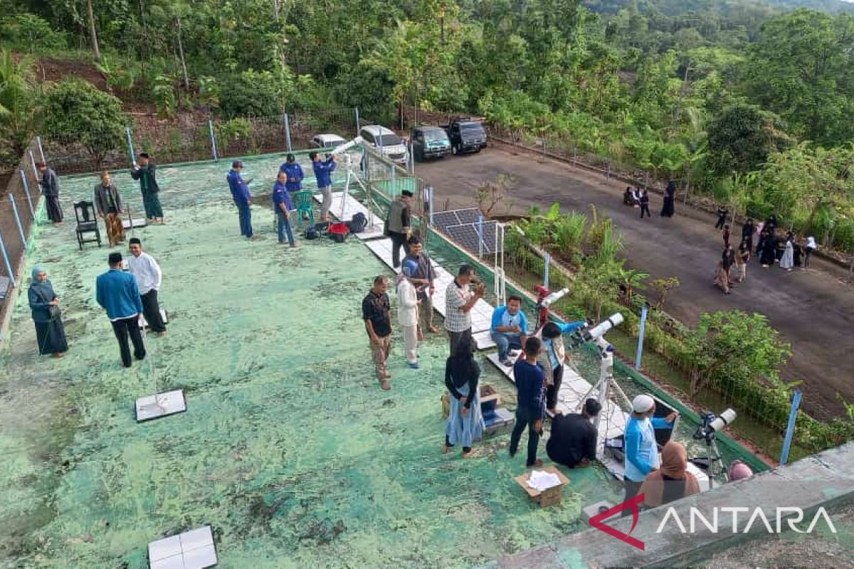 Hilal terlihat jelas di Pusat Observasi Bulan Cibeas Sukabumi pada Rabu malam