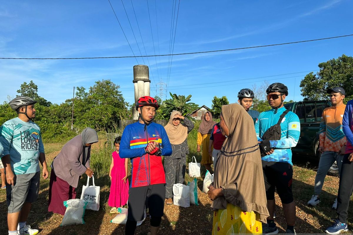 PLN salurkan bantuan bagi kaum dhuafa di sekitar Tower Transmisi