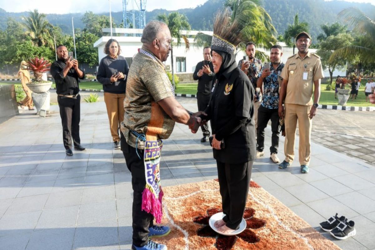 Mensos Tri Rismaharini kunjungan kerja ke PLBN di Skouw