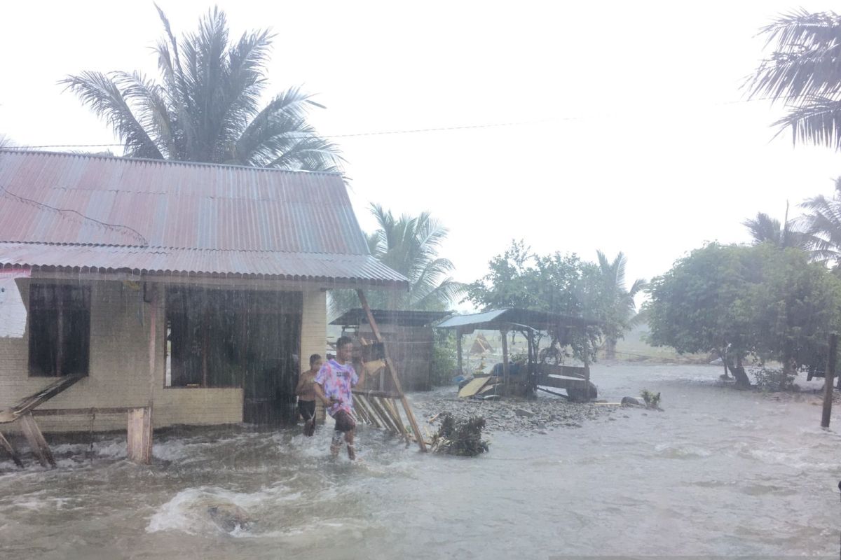 Banjir Gorontalo Utara belum surut, lansia & bayi dievakuasi