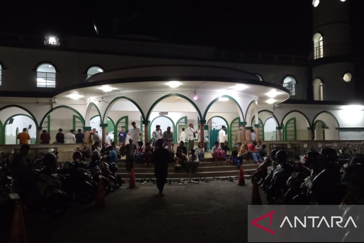 Warga padati Masjid Tertua Pangkalpinang laksanakan Sholat Tarawih