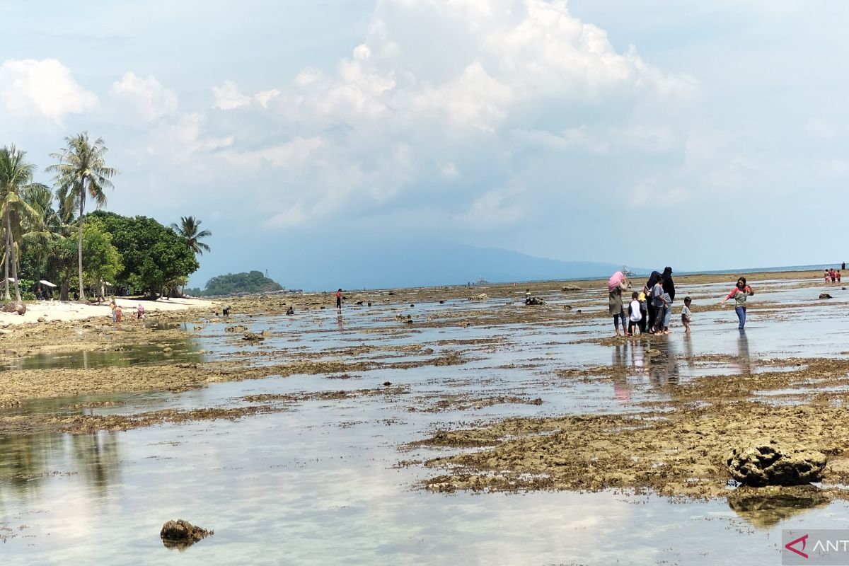 Jelang bulan puasa sejumlah pantai di Lampung Selatan dipadati wisatawan