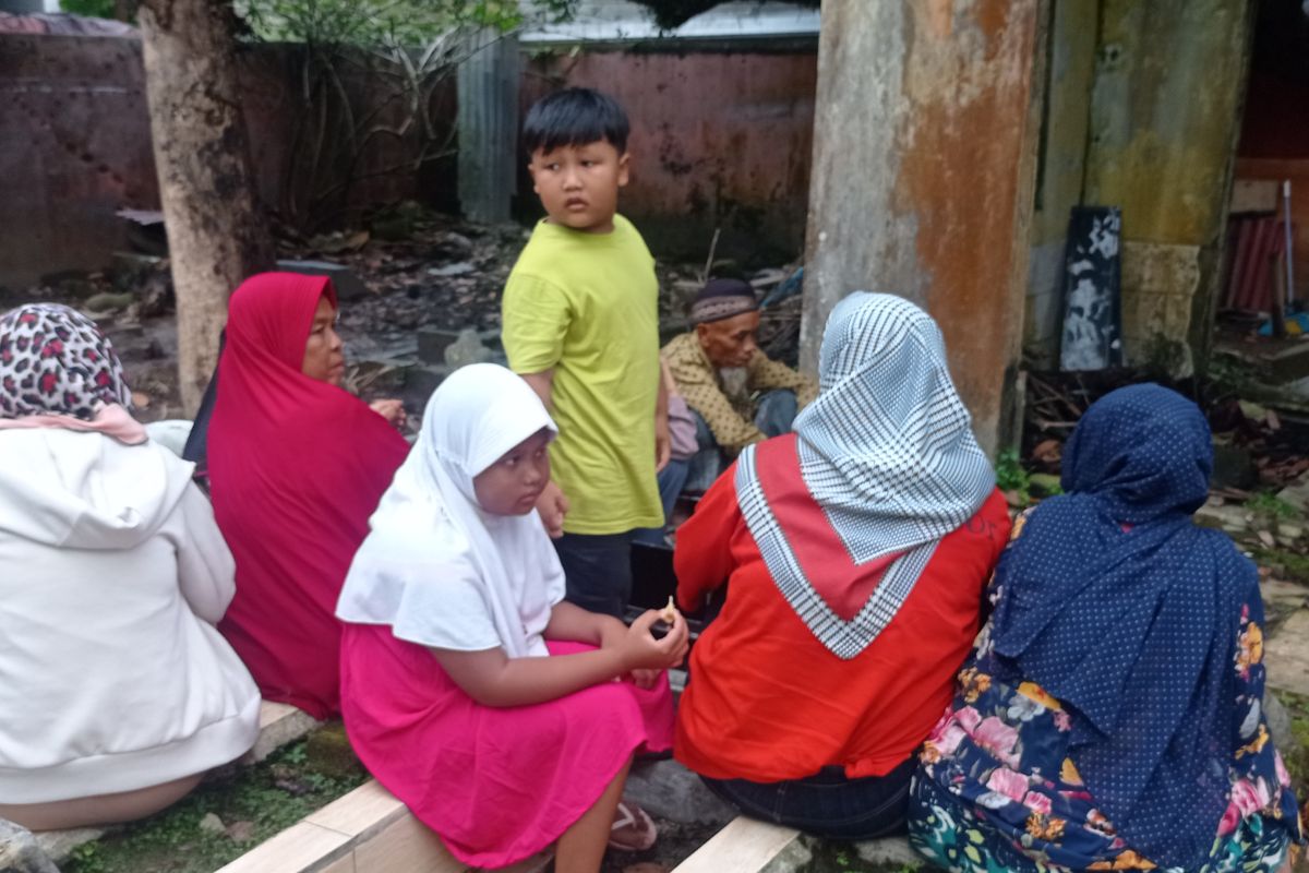 Peziarah membludak, Omzet pedagang kembang di TPU Lebak naik