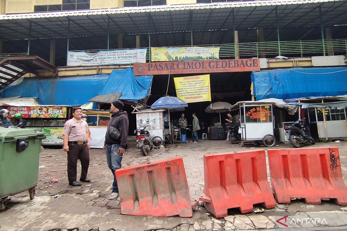 Pasar pakaian bekas impor Cimol Gedebage Bandung ditutup sementara