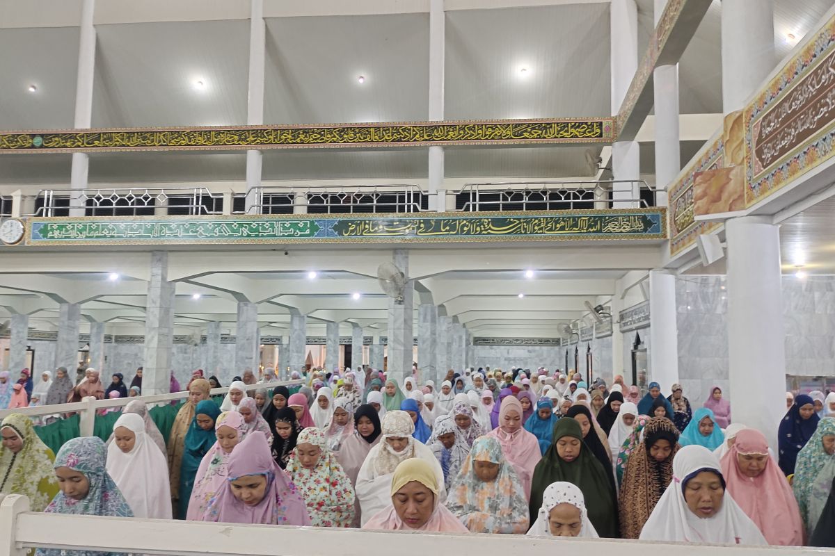 Warga Bandarlampung antusias laksanakan tarawih pertama tanpa pembatasan