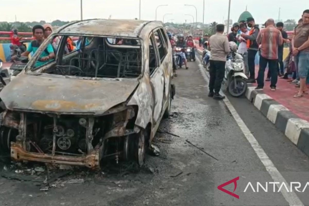 Minibus terbakar di Jembatan Musi IV Palembang