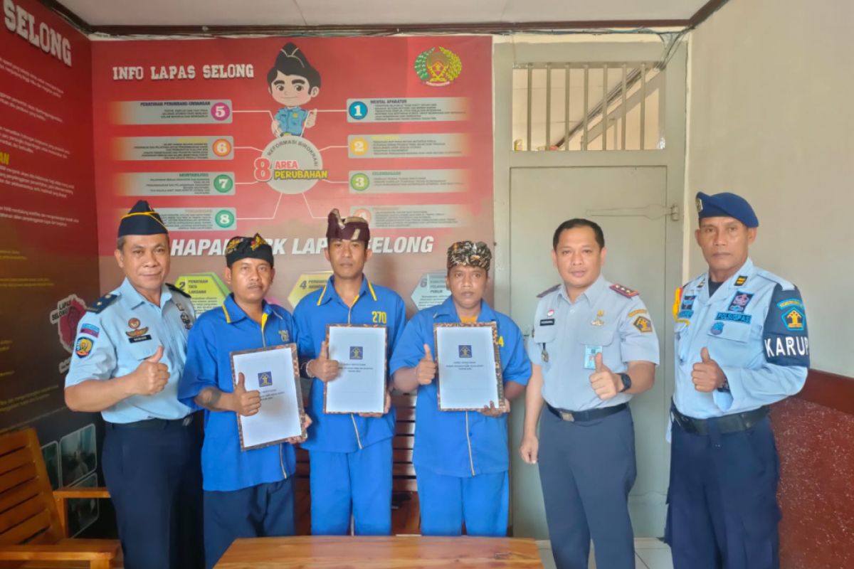 Tiga warga binaan Lapas Selong menerima remisi Hari Raya Nyepi 2023