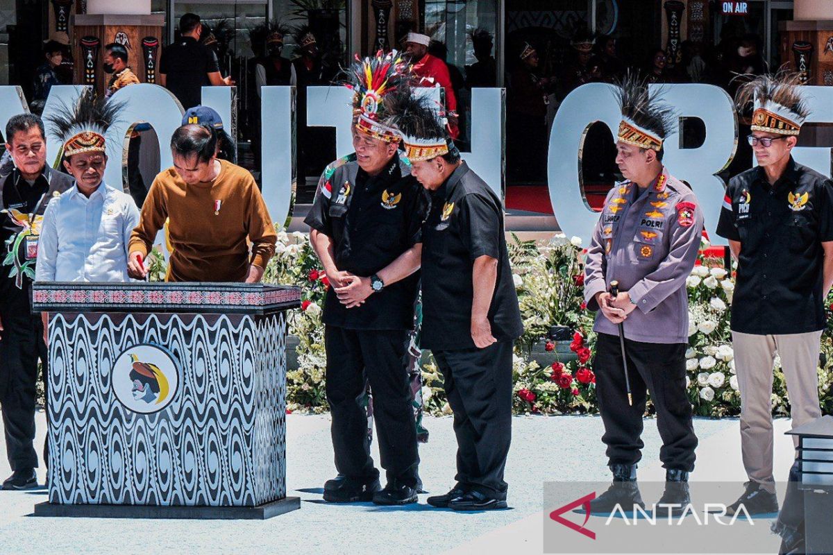 Menparekraf dampingi Presiden Jokowi resmikan "Papua Youth Creative Hub" Jayapura