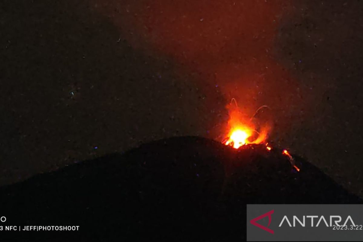 Gunung Ile Lewotolok di Ntt kembali erupsi dengan tinggi kolom abu 500 meter
