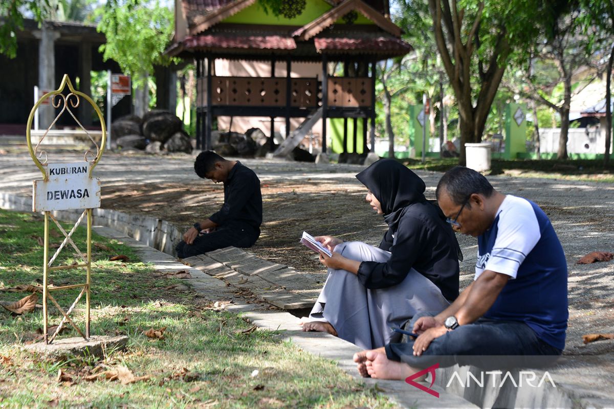 FOTO - Ziarah Jelang Ramadhan di Kuburan Massal Tsunami Aceh