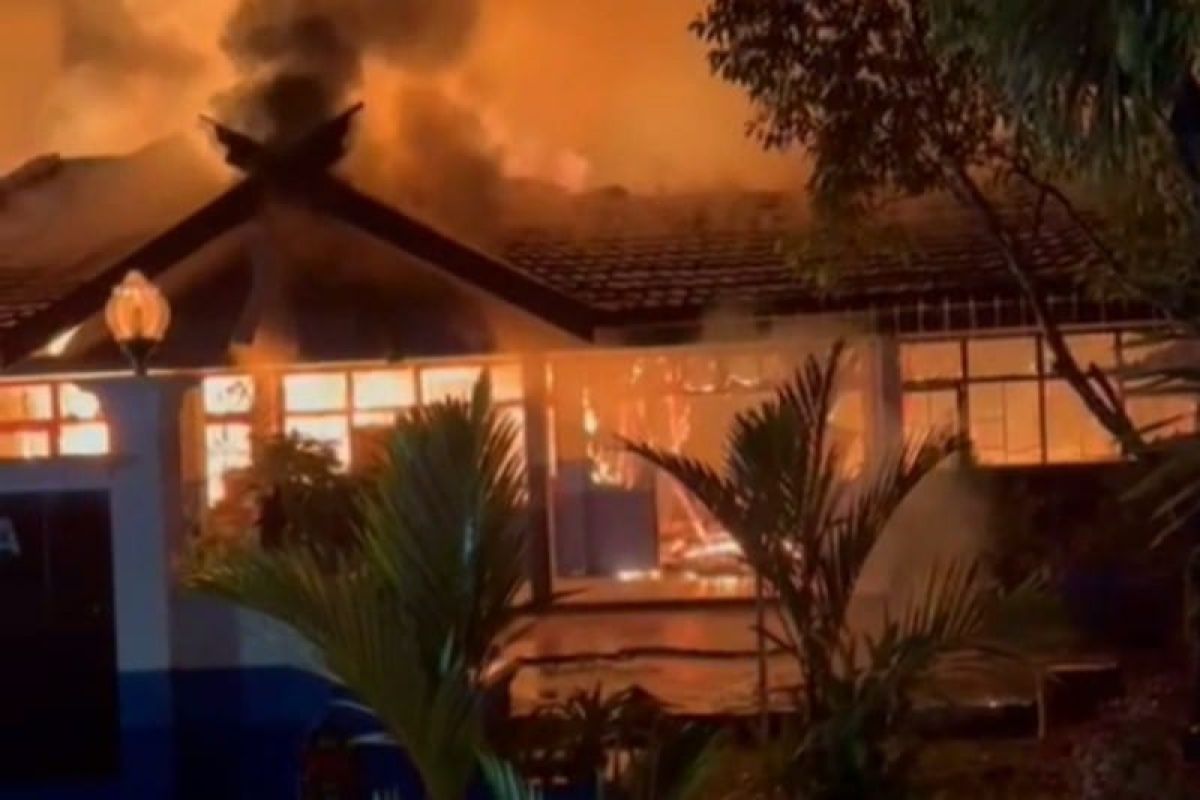 Gedung LPPM UPR terbakar diperkirakan kerugian miliaran rupiah