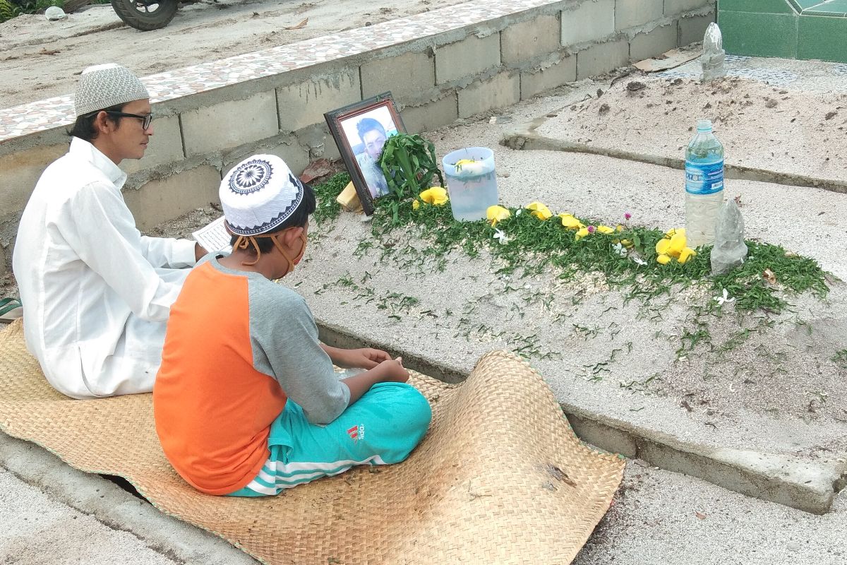 Tradisi warga Palangka Raya berziarah ke makam sambut Ramadhan
