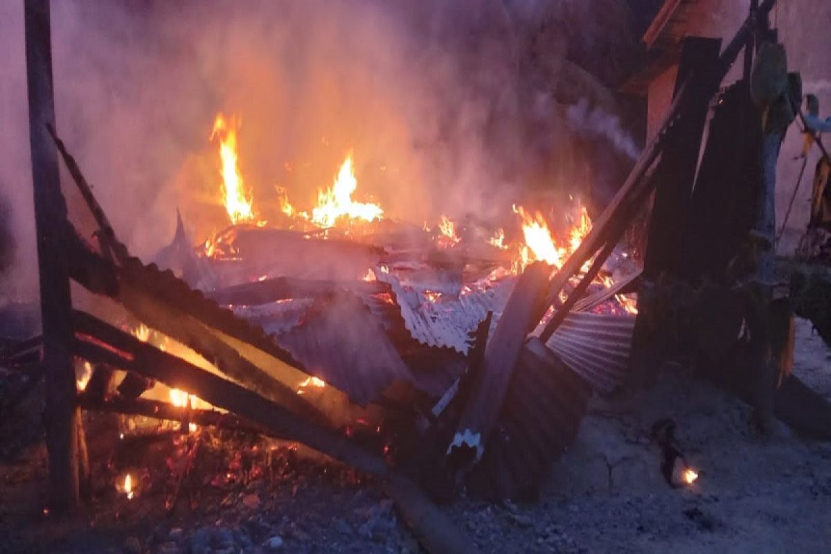Rumah kayu milik warga Aceh Tamiang hangus terbakar