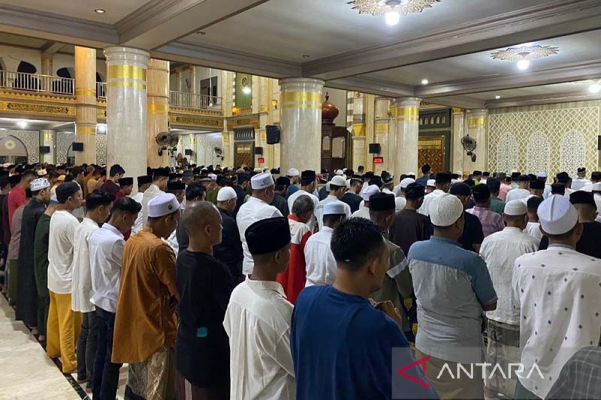 Tarawih malam pertama, Jamaah membeludak di Masjid Agung Aceh Timur