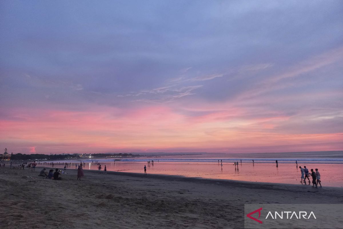 Pantai Kuta Bali dipadati pengunjung pada libur cuti bersama Hari Raya Nyepi