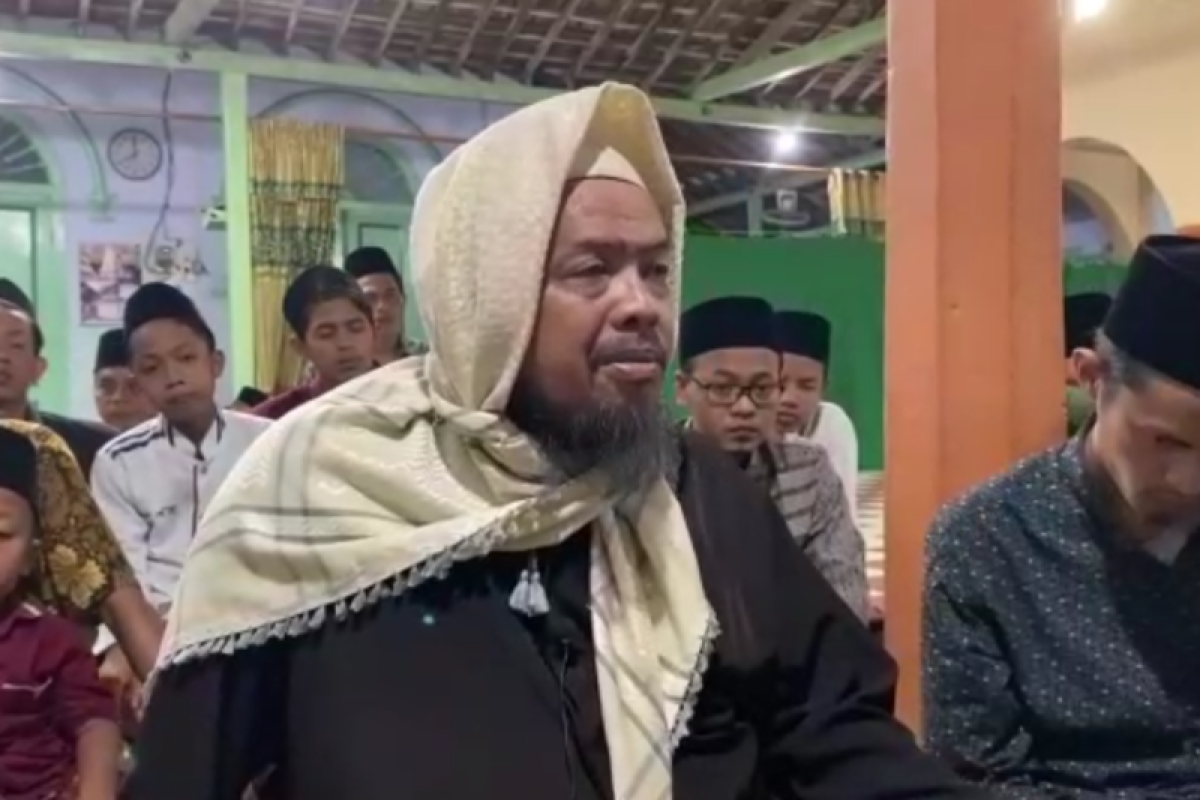 Warga ikuti shalat tarawih cepat di Ponpes Mambaul Hikam Blitar