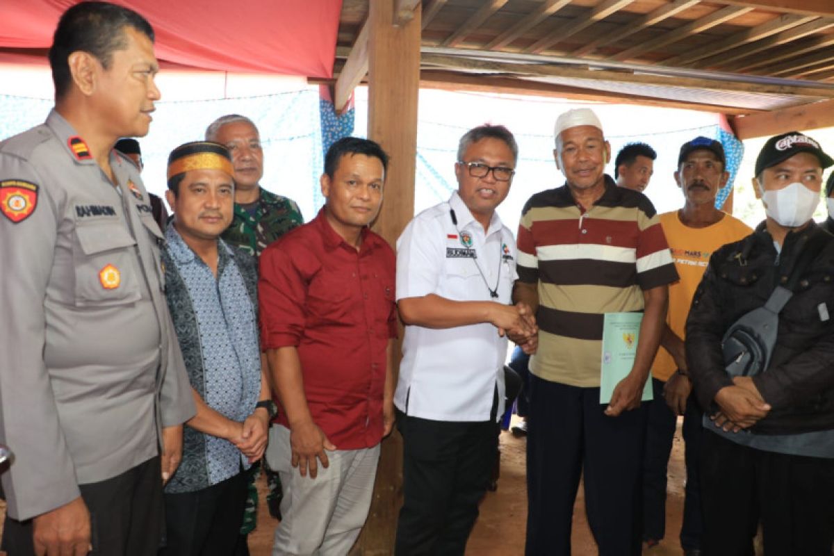 430 warga Desa Cendana Luwu Timur terima sertifikat tanah program PTSL