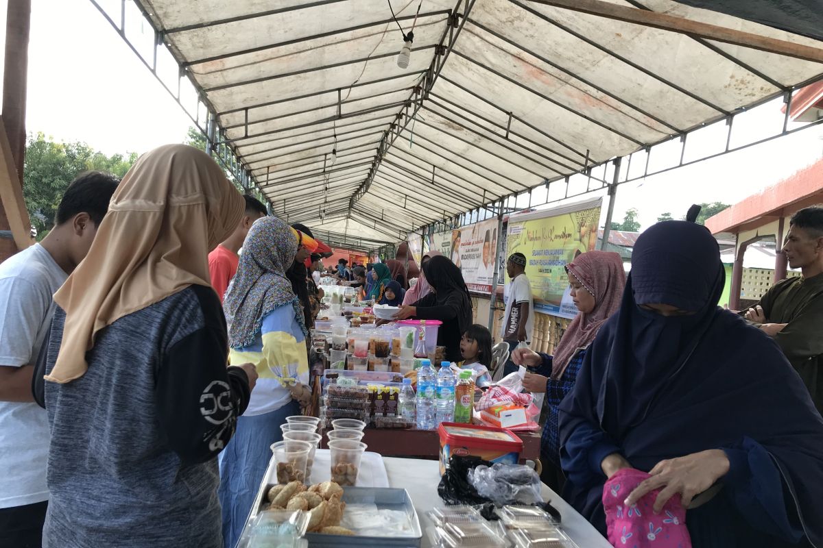 Lapak takjil di Waiheru Ambon ramai diserbu  pembeli