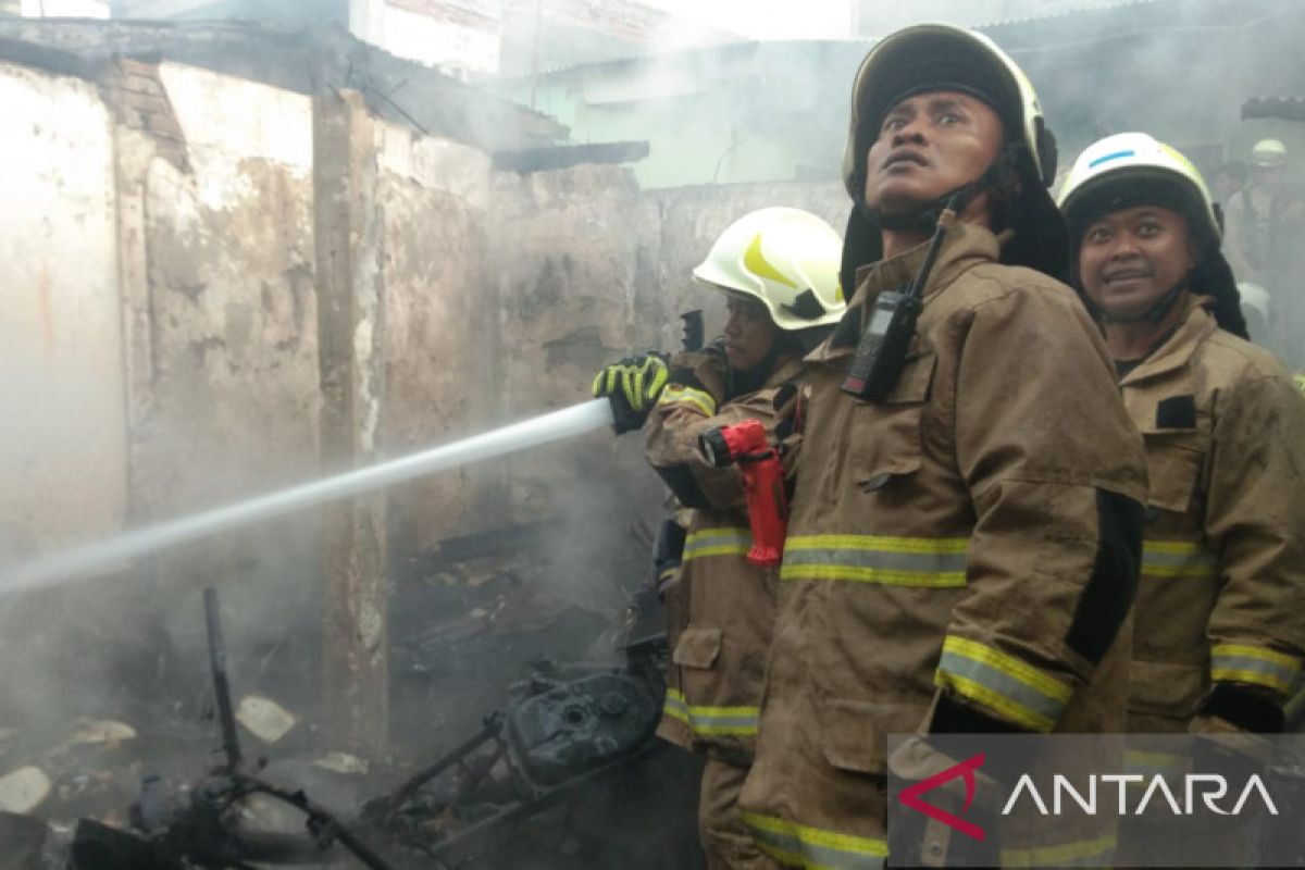 Sepuluh rumah di Penggilingan diamuk api