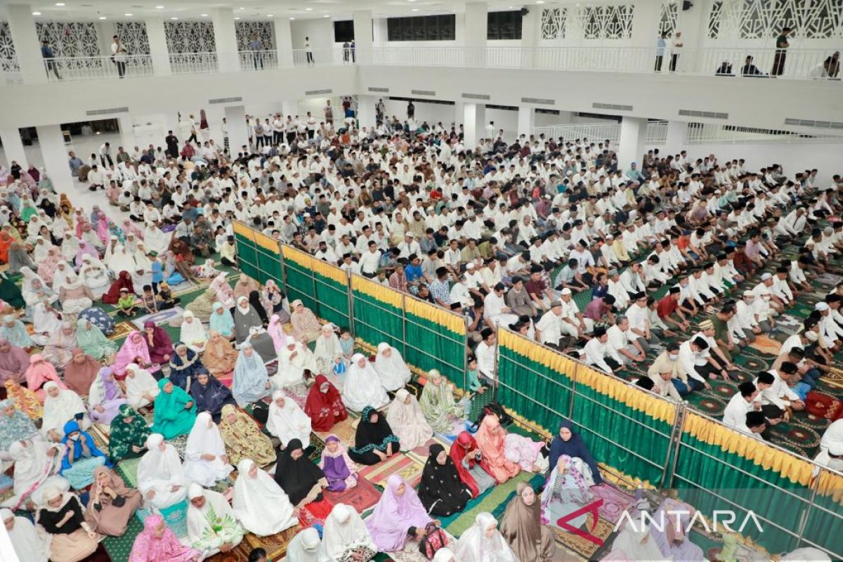 Khofifah libatkan masyarakat sempurnakan interior Masjid Raya 
