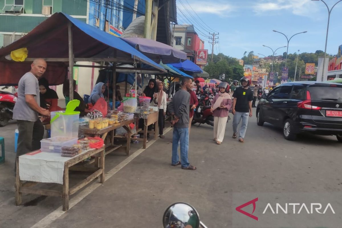 Penjual takjil dadakan mulai ramai pada sejumlah titik di Kota Ambon