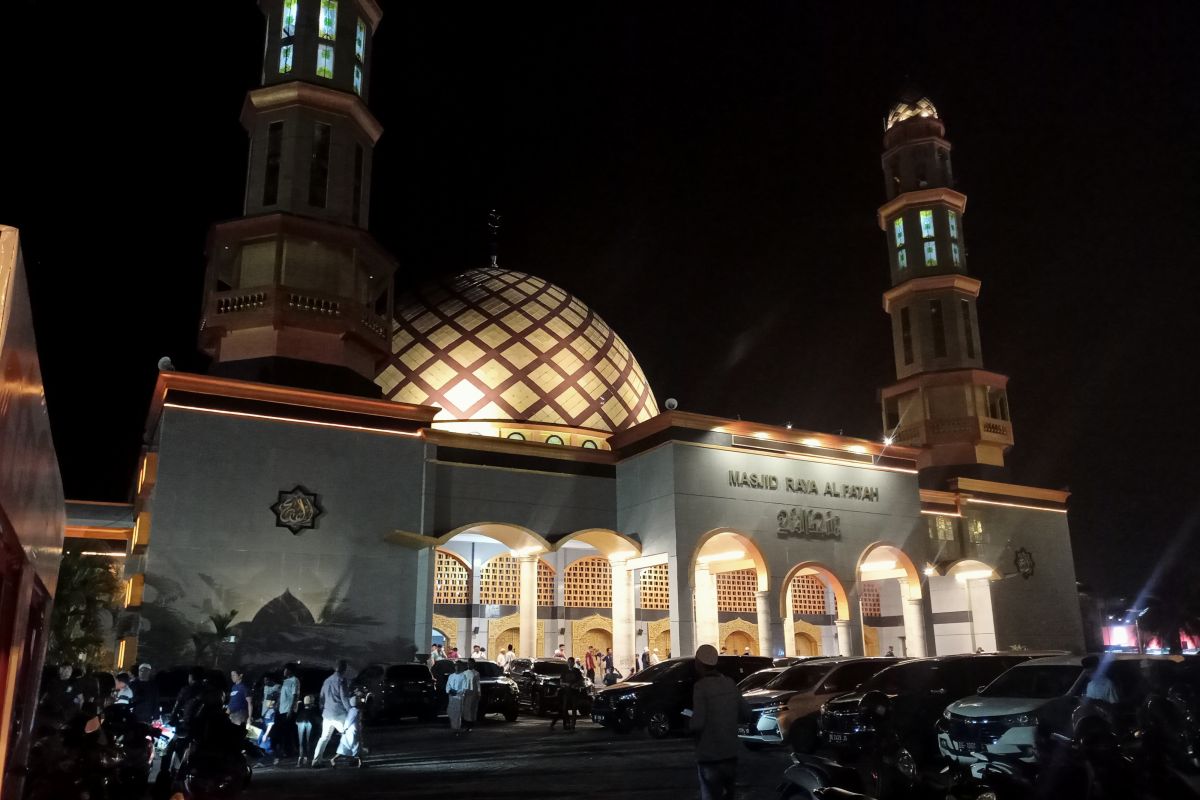 Ribuan  orang ikut shalat tarawih perdana di Masjid Raya Maluku