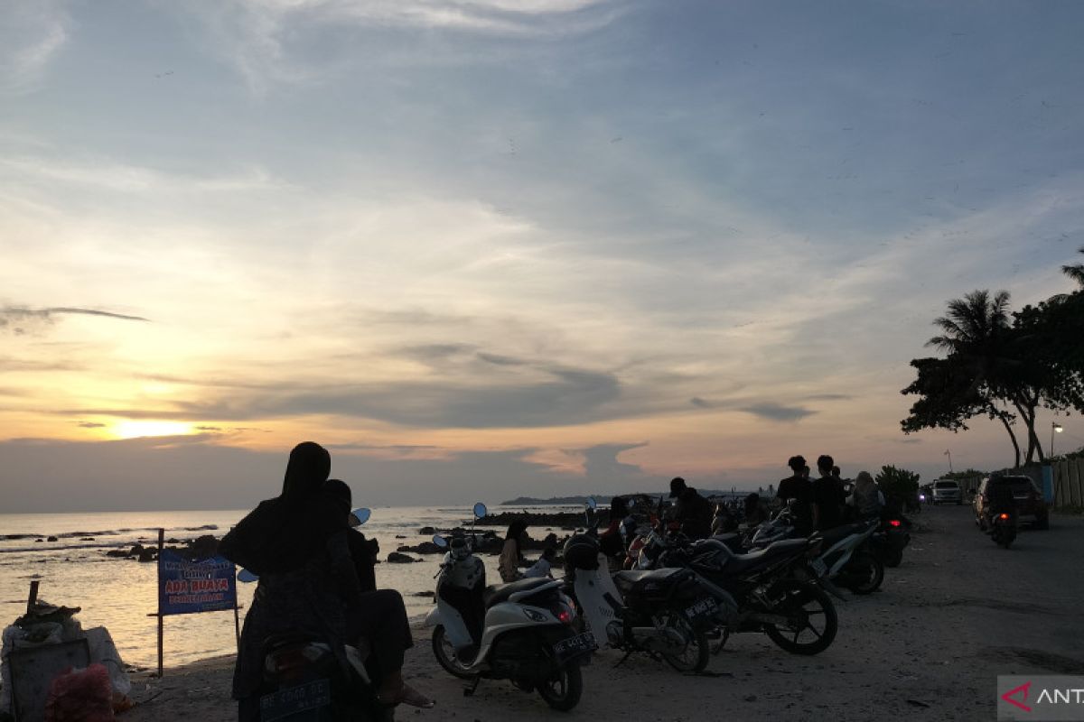 Warga Kalianda manfaatkan pantai untuk menunggu berbuka puasa