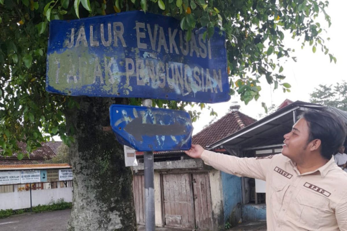 BPBD Sleman melebarkan jalan jalur evakuasi Merapi