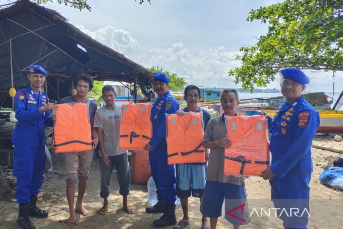 Satpolair Bangka Barat salurkan bantuan pelampung kelompok nelayan