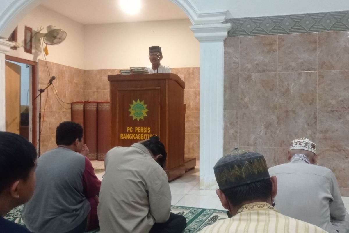 Jamaah tarawih hari kedua padati Masjid Persis Rangkasbitung, Banten
