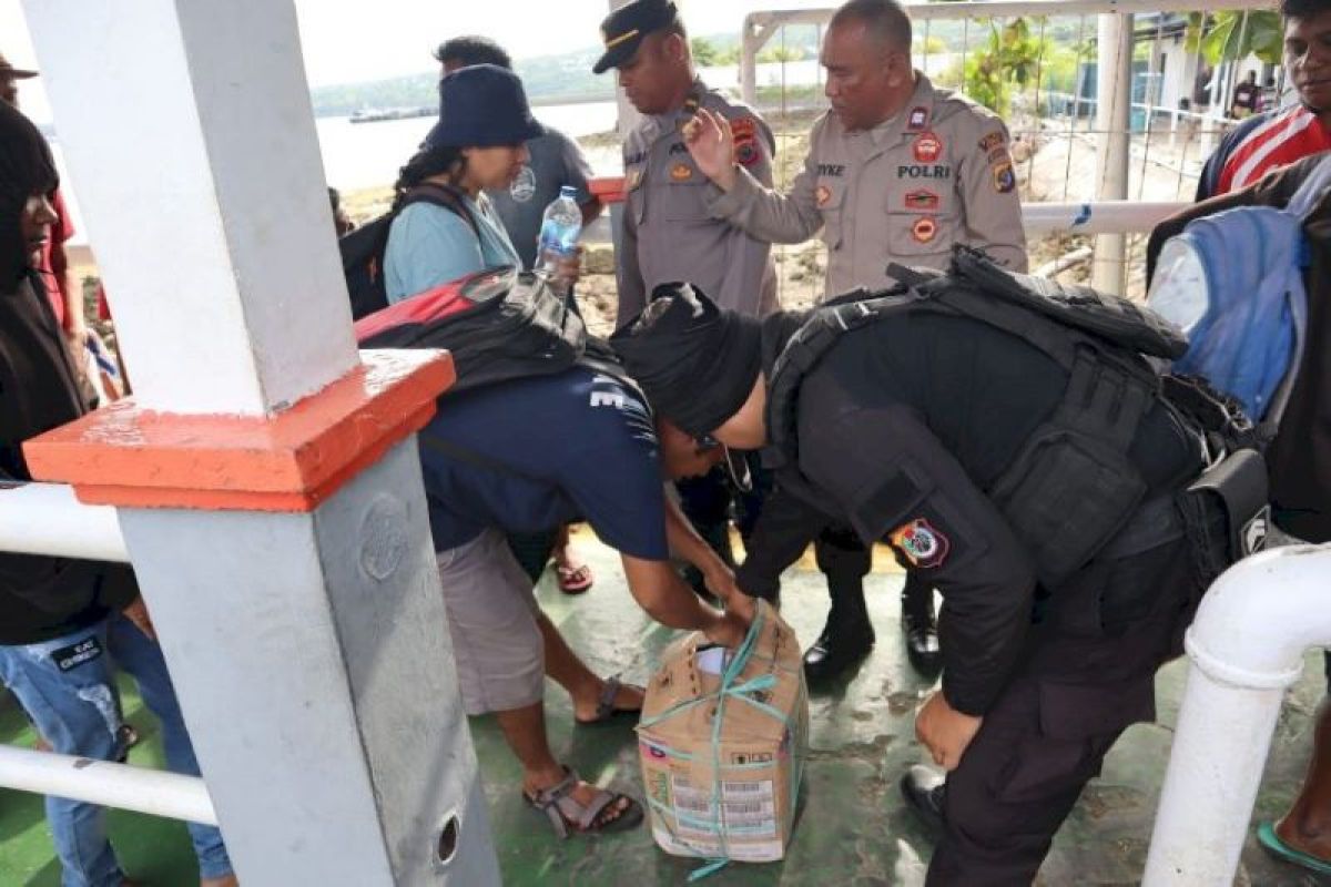 Polres Kupang sita 100 liter miras
