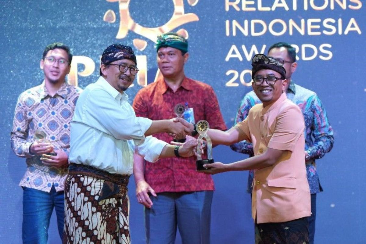 Semen Indonesia berhasil meraih penghargaan BUMN terpopuler PR Indonesia Awards