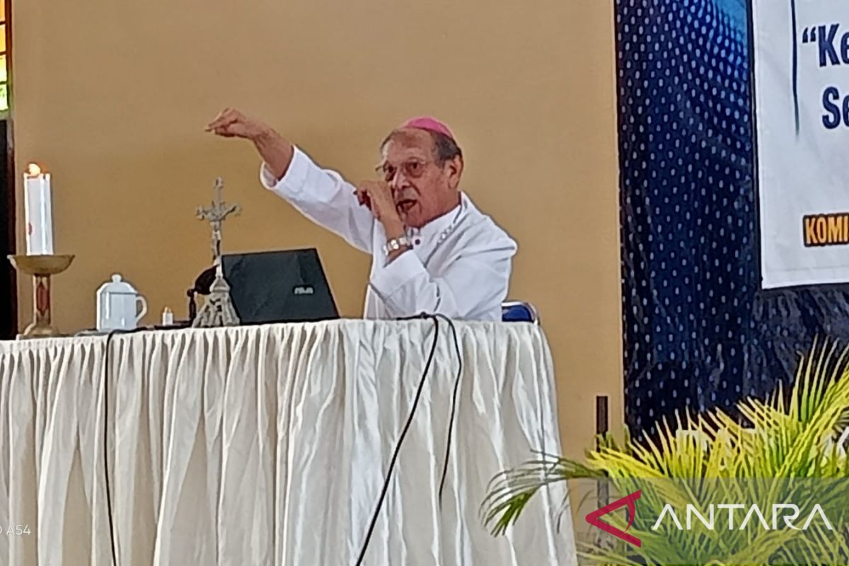 Uskup Turang ajak umat Katolik jaga kebersihan Kota Kupang