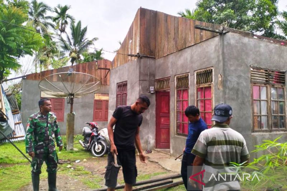 TNI bantu perbaiki rumah warga diterjang putting beliung di Aceh Barat