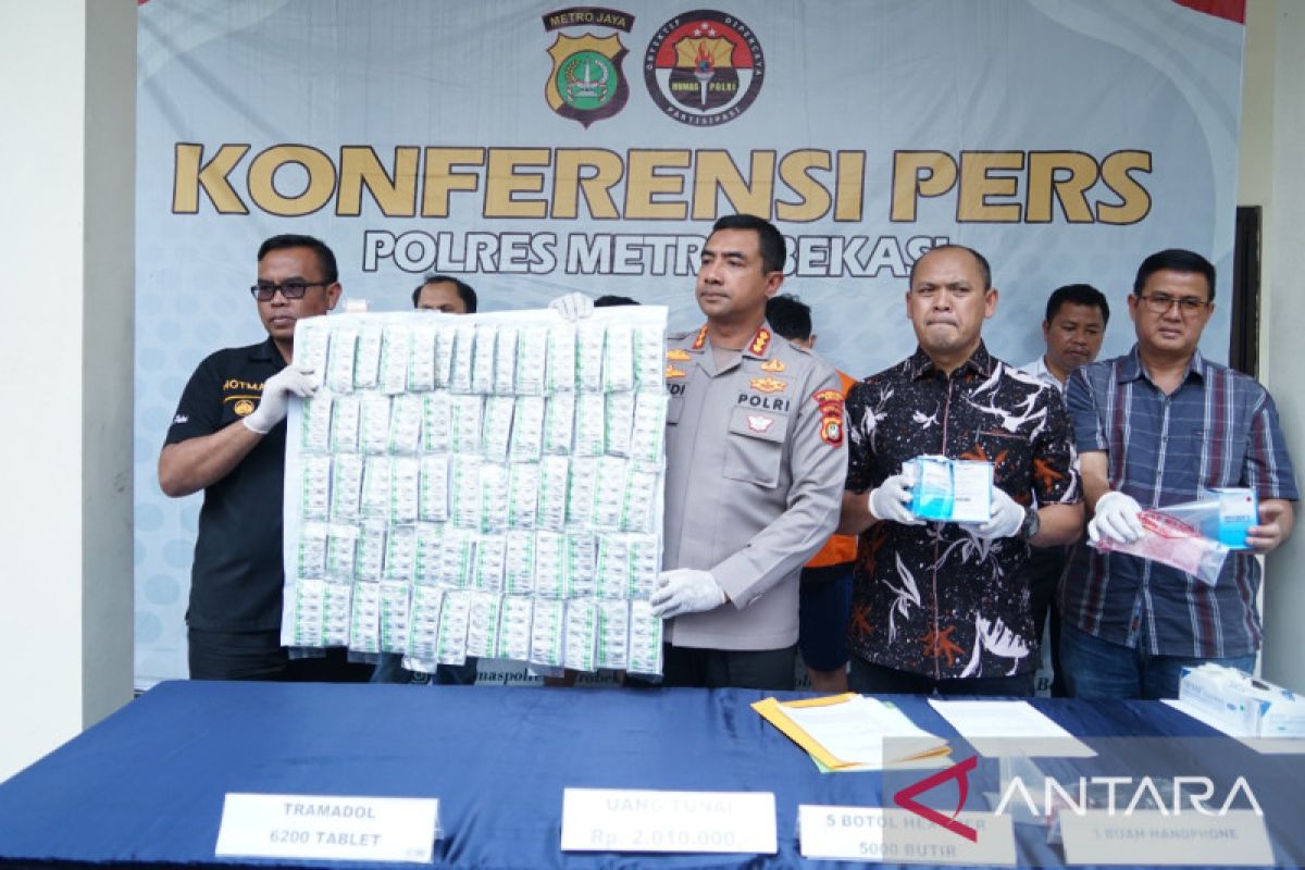 Polres Bekasi tangkap dua pemuda pengedar ribuan butir obat terlarang