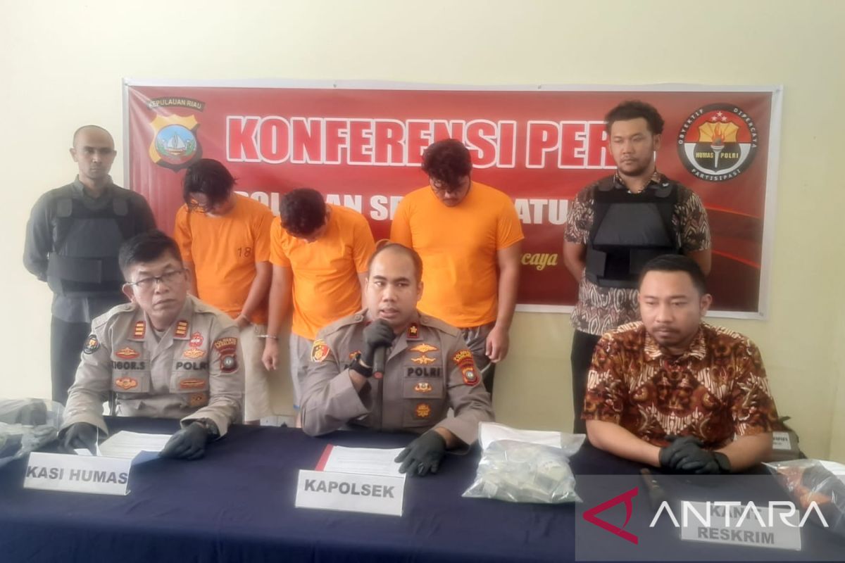 Polresta Barelang terapkan tiga tersangka pengeroyokan Polisi