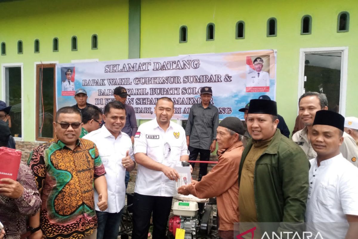 Wagub Sumbar serahkan dua unit alsintan untuk kelompok tani di Alahan Panjang