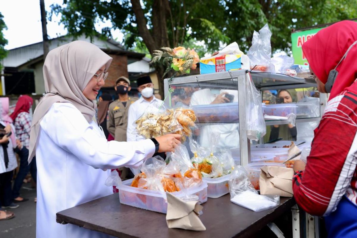 Banyuwangi Fasilitasi Pasar Takjil Ramadhan Kendalikan Inflasi Antara