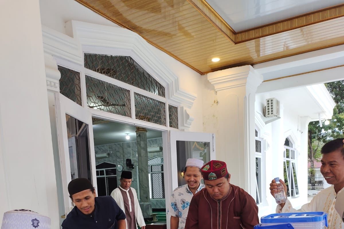 Ratusan takjil tersedia tiap sore di Mesjid Agung Solihin Kayu Agung .