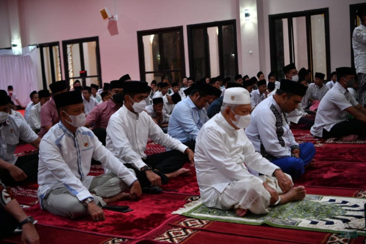 Wapres shalat Tarawih bersama santri Ponpes An Nawawi Tanara di Banten