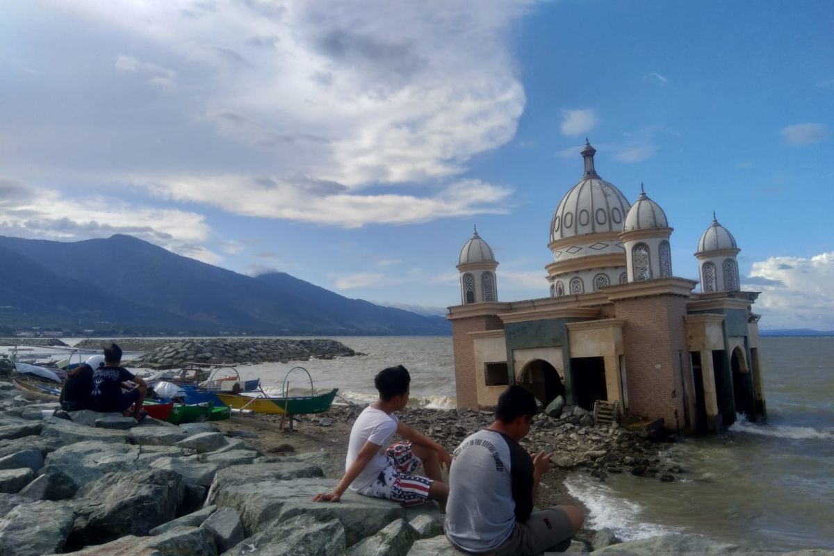 Masjid terapung bekas tsunami jadi destinasi "ngabuburit" warga di Palu