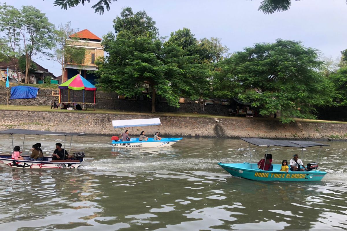 Masyarakat Kota Denpasar isi waktu ngabuburit di lokasi wisata Taman Pancing