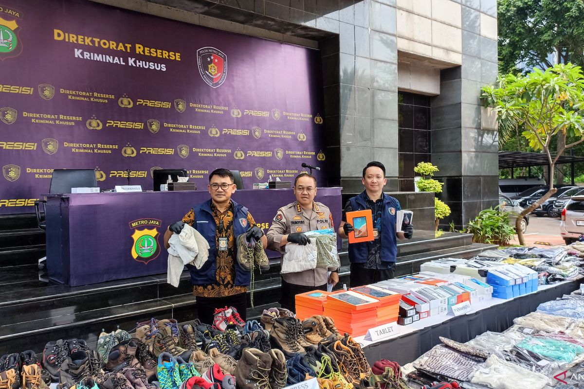 Polisi ungkap penyelundupan 535 karung pakaian bekas dan 577 unit ponsel