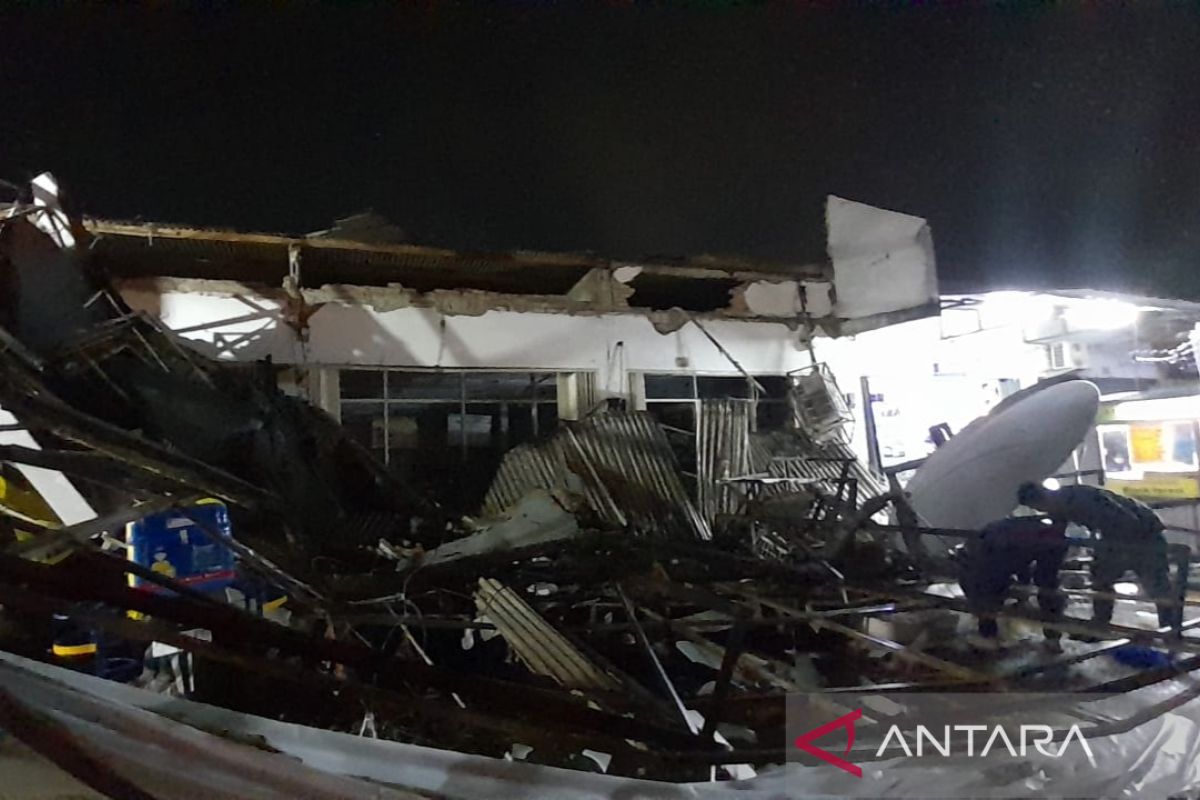 Kanopi mini market di Bogor ambruk timpa tujuh sepeda motor