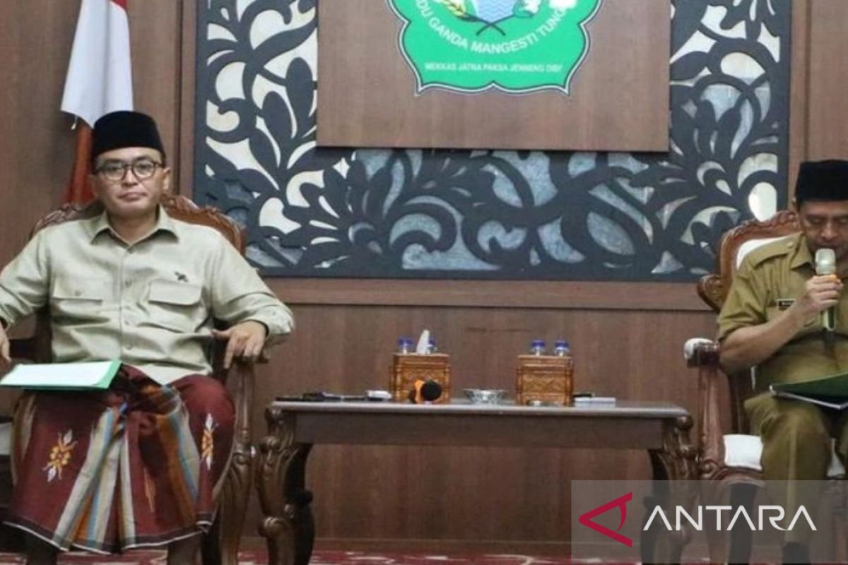 Semarakkan tadarus, Pemkab Pamekasan wakafkan 1.500 Al Quran kepada masyarakat