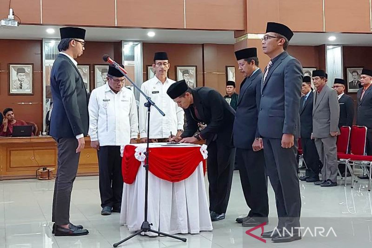 Erman Safar mutasi 38 pejabat di Bukittinggi, tegaskan tidak ada kepentingan politik