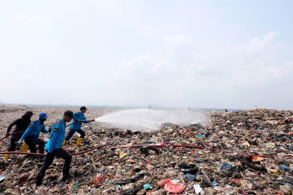 DLH Surabaya gelar simulasi penyemprotan larutan organik di TPA Benowo